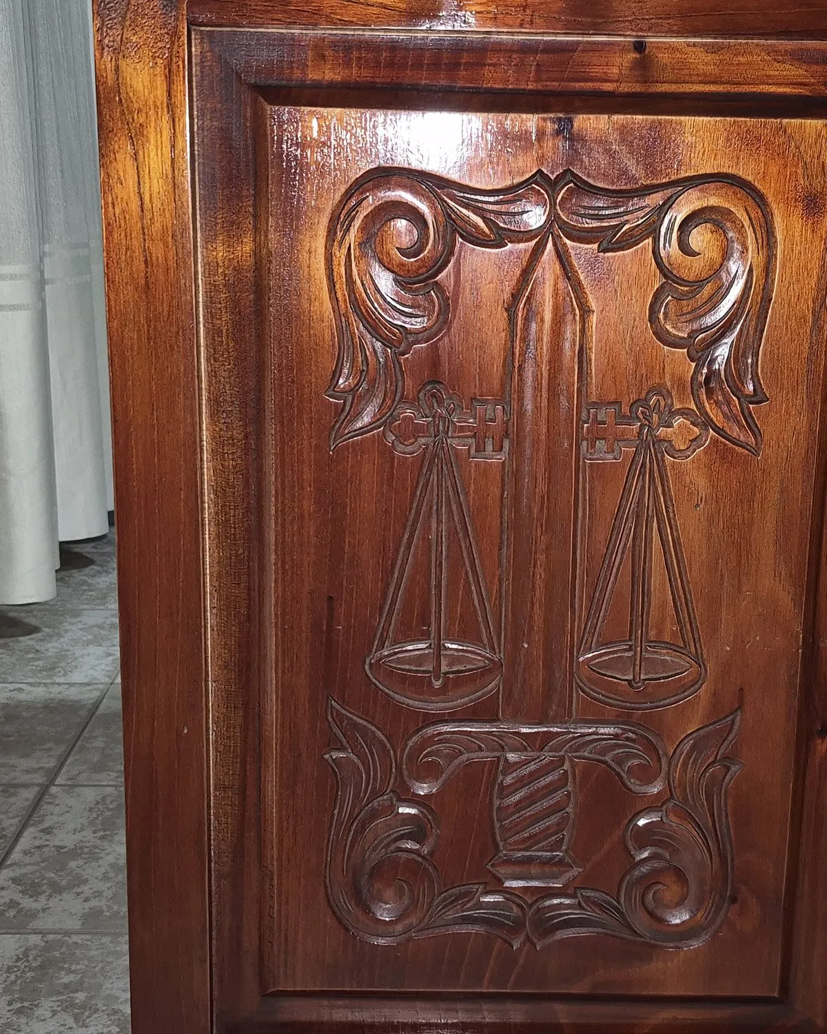 Balanza de la justicia tallada en el escritorio del estudio
